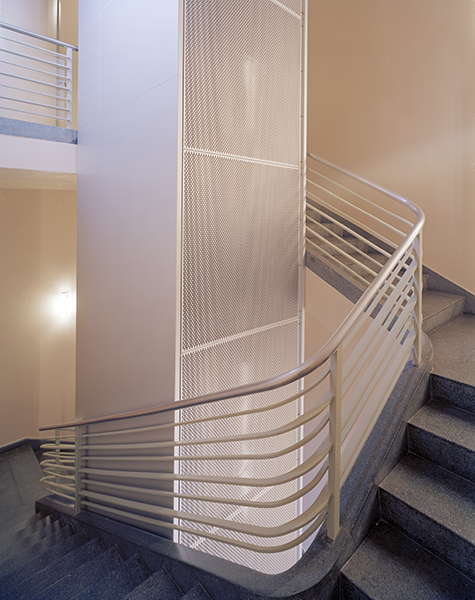 Aufgang zu Turm und Turmzimmer - Lifteinbau im Treppenauge
