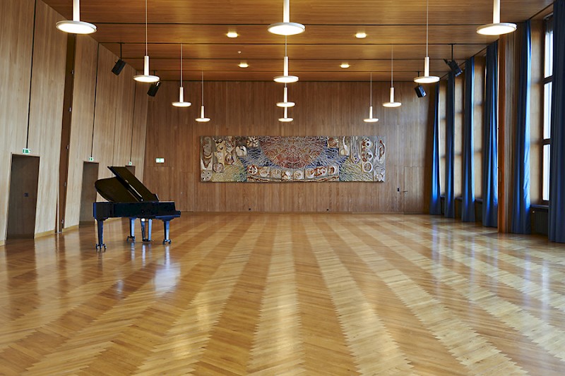Grosser Saal mit textilem Wandbild von Hella Sturzenegger