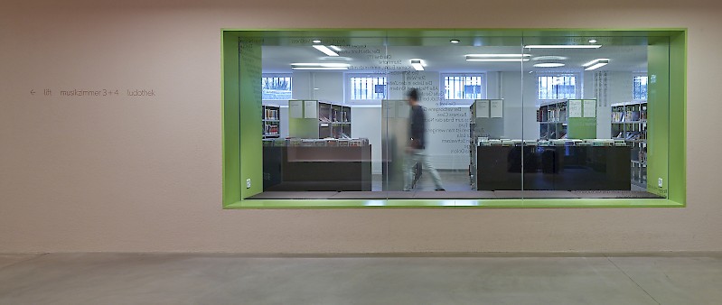 Schaufenster in die Bibliothek