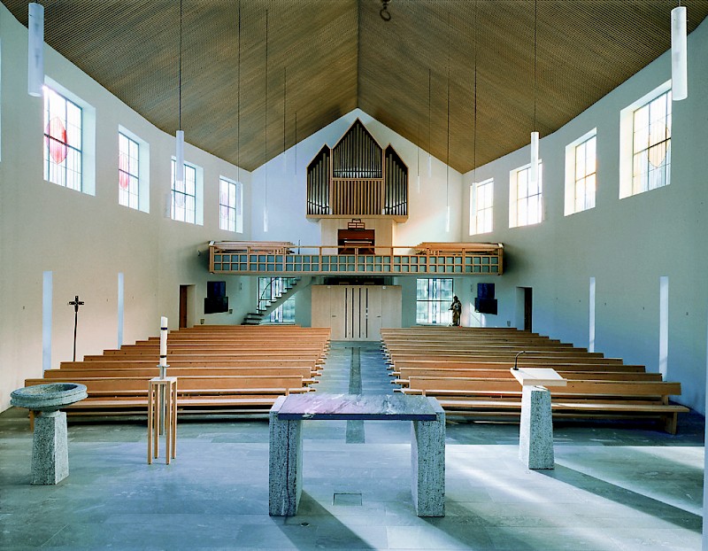 Neugestaltung Kirchenschiff und Altarbereich