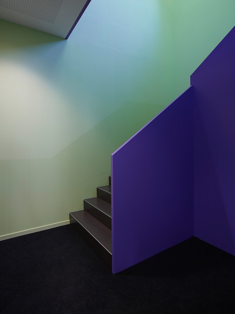 Farbenfrohe Treppenräume - Bild Zeljko Gataric, Zürich