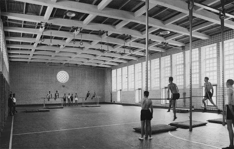 Turnhallen Wässerwies 1942 - Halle D mit Schablonenmalereien; Bild: Baugeschichtliches Archiv Zürich