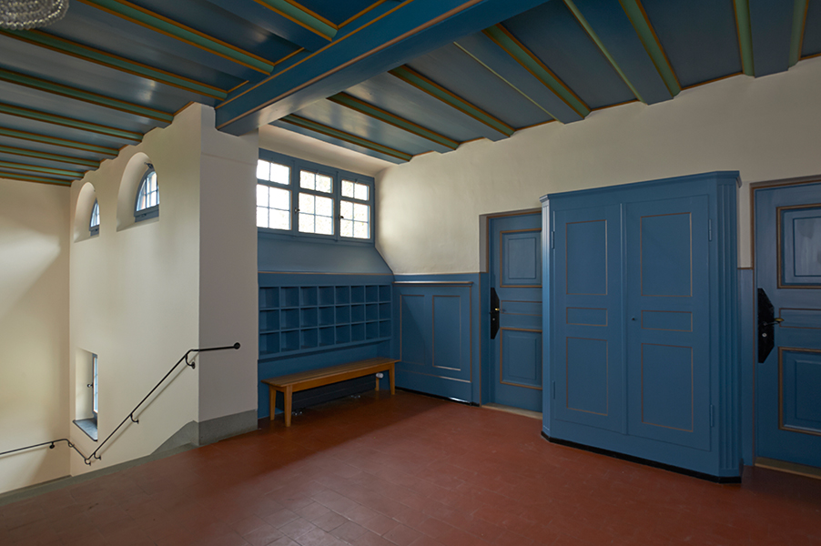 Halle im Obergeschoss  mit farbiger Decke und originalem Boden