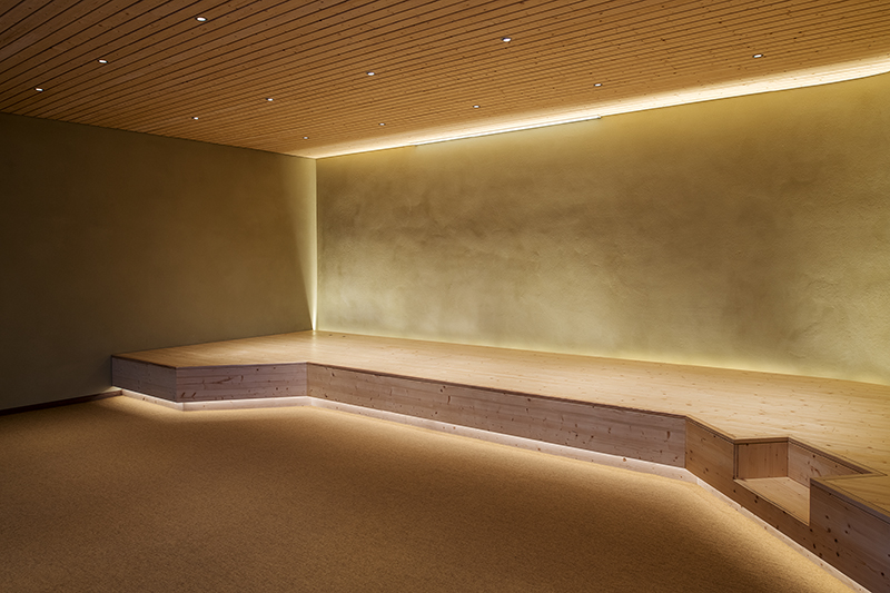 Jadefarbene Lehmputzwand im neuen Meditationsraum - Bild: Juliet Haller, Denkmalpflege Zürich