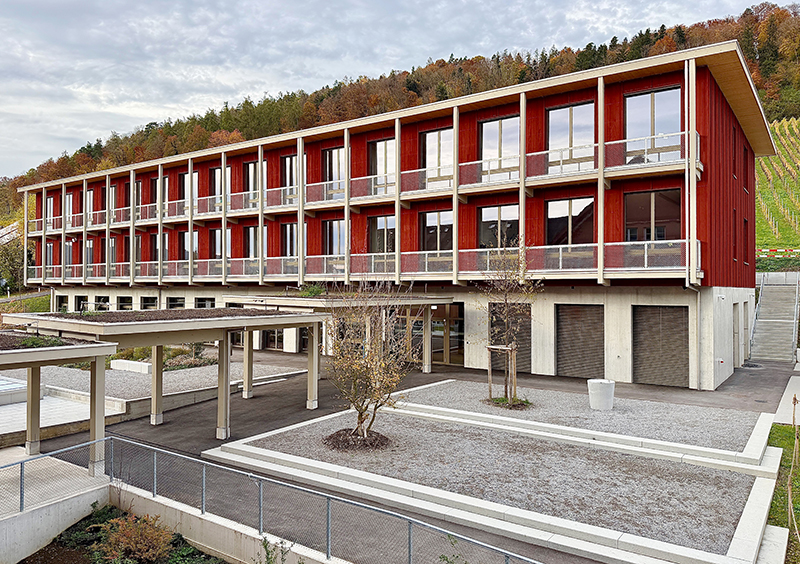 Eine gedeckte Passerelle verbindet den Neubau mit dem Altbau - Bild Anca Vega
